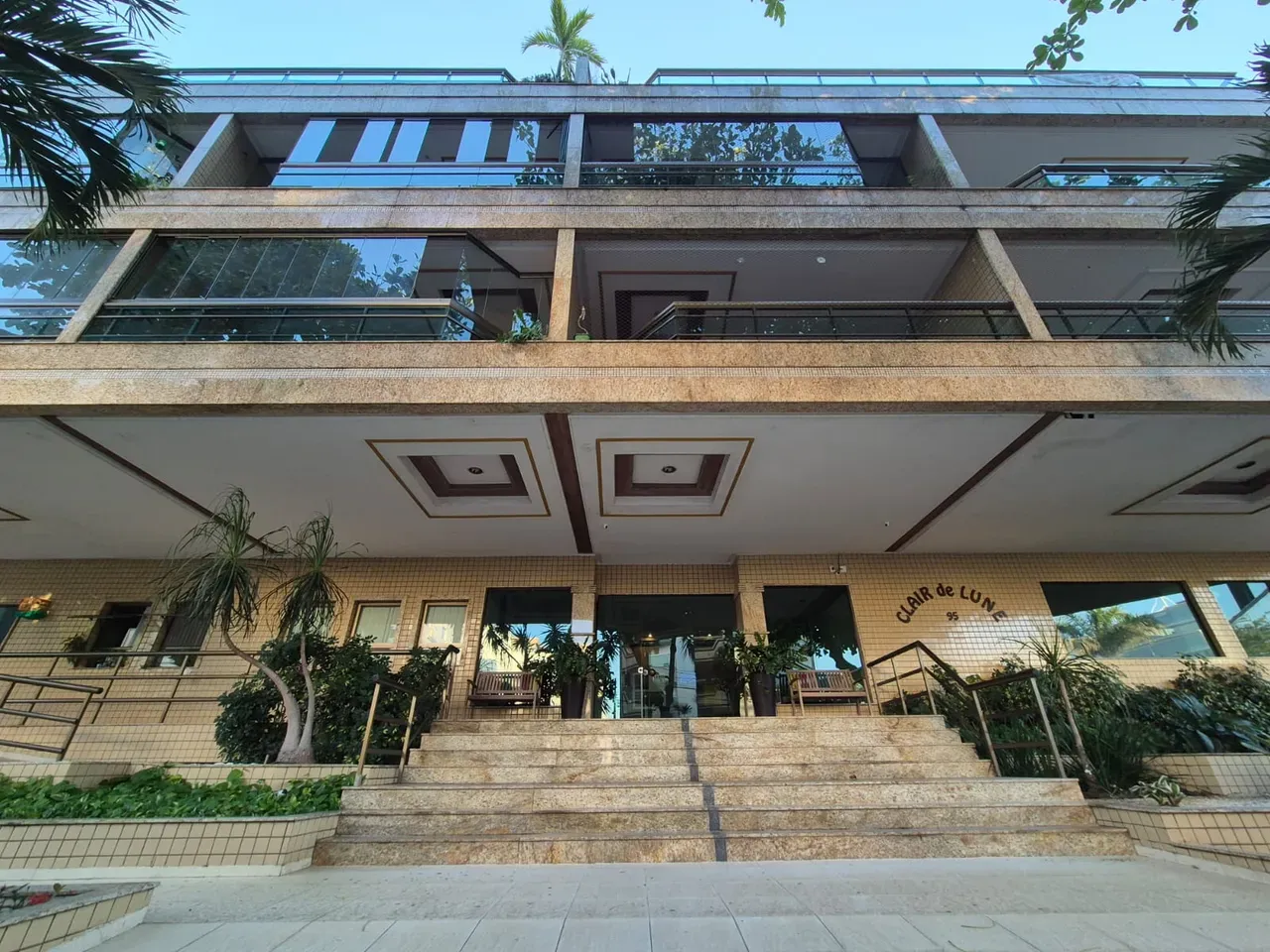 Glass-enclosed balcony in a 3-bedroom apartment, 115 m² — photo 6