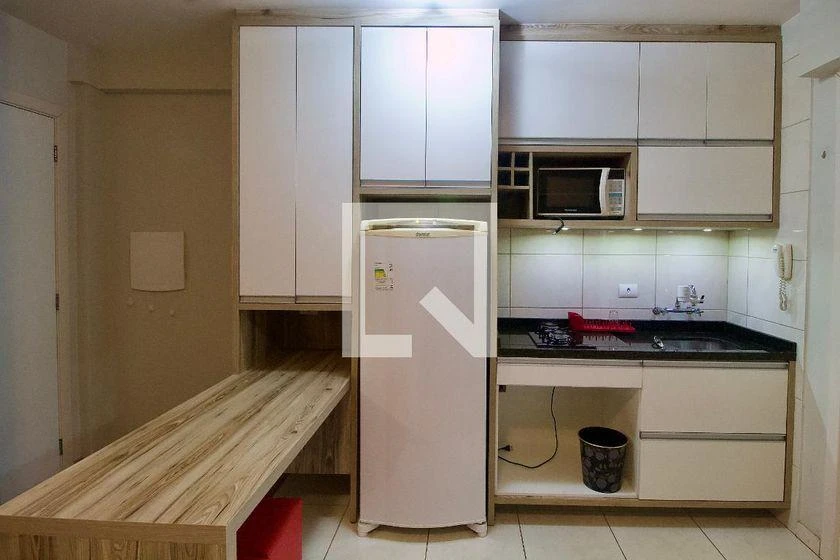Furnished 1-bedroom apartment with compact kitchen — photo 4