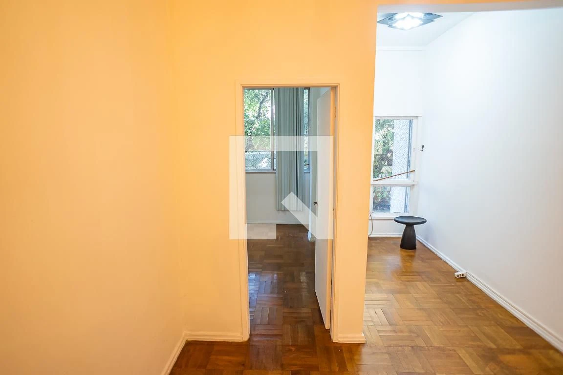 One-bedroom apartment with wood or laminate floors — photo 15