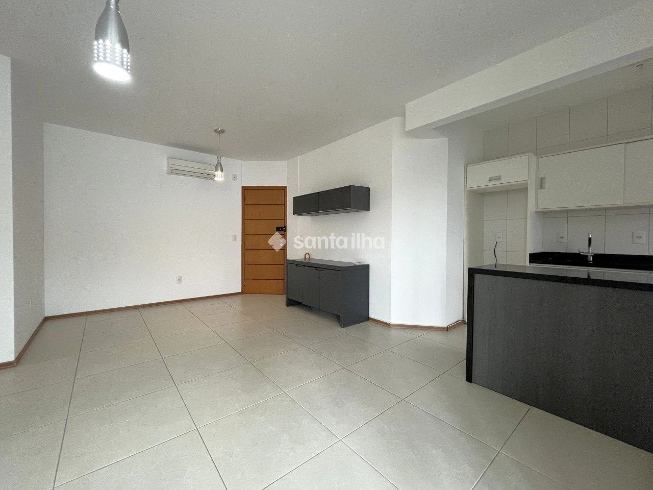Balcony with a grill in a 2-bedroom apartment, 128 m² — photo 5