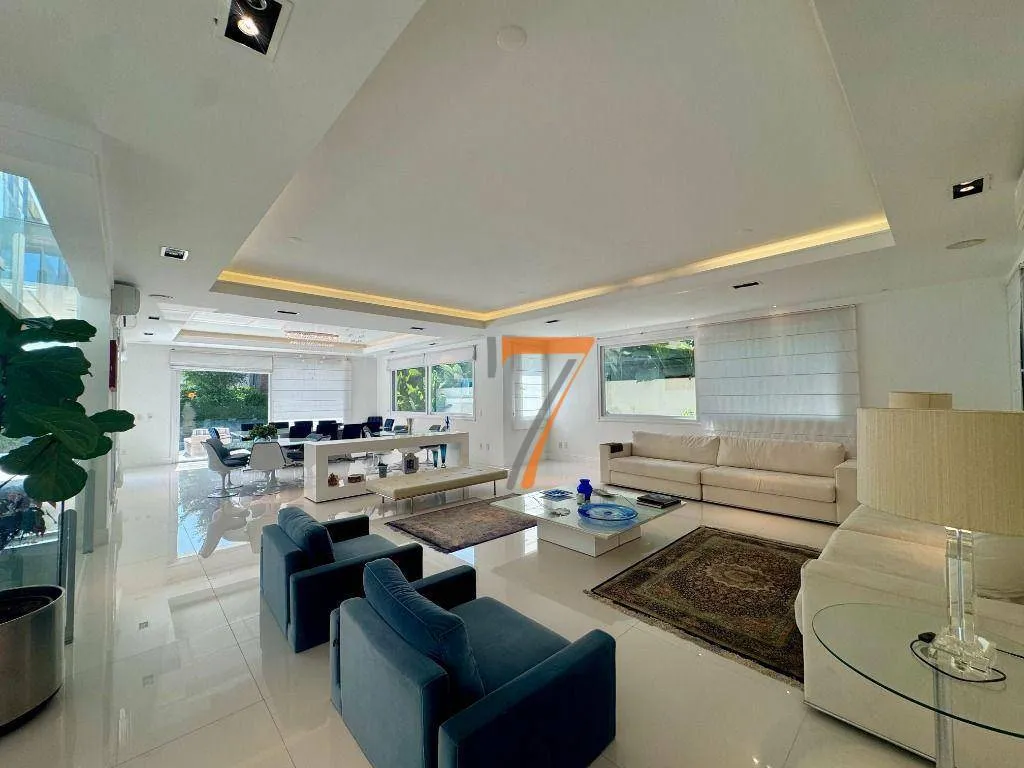 Casa mobiliada com 8 dormitórios e 11 banheiros
