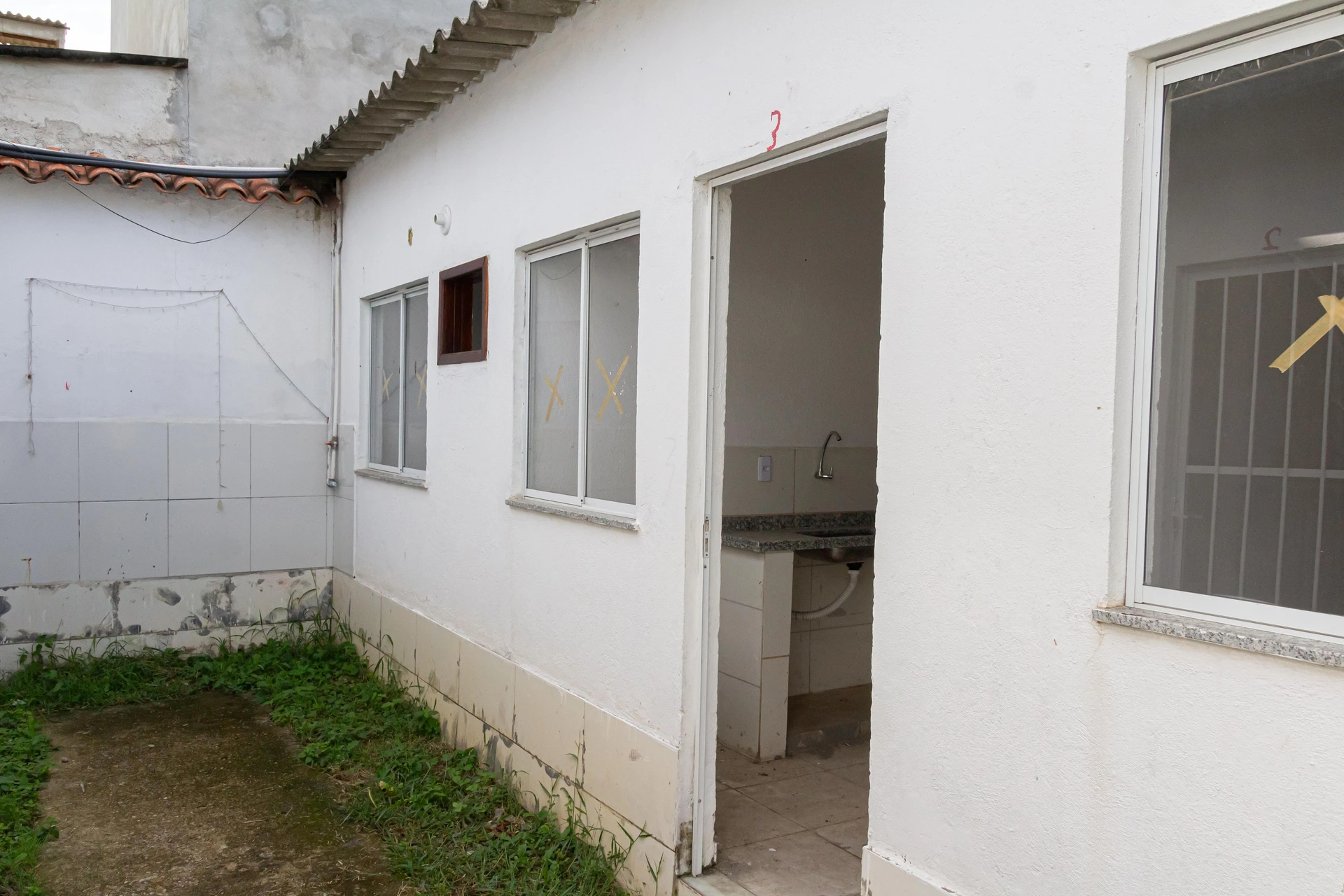 Studio unit with 1 bedroom, ensuite bathroom, private garden — photo 9
