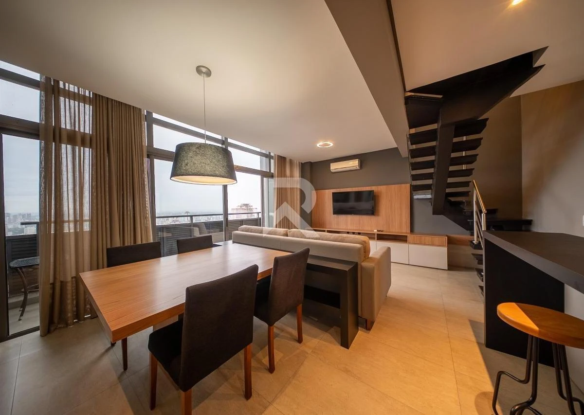 Floor-to-ceiling windows in a 2-bedroom apartment, 109 m²