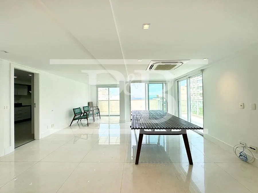4-bedroom apartment with an enclosed glass balcony — photo 3