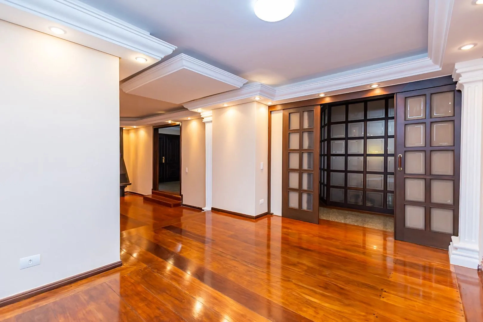 Rental house with 4 bedrooms and 5 bathrooms across 550 m² — photo 18