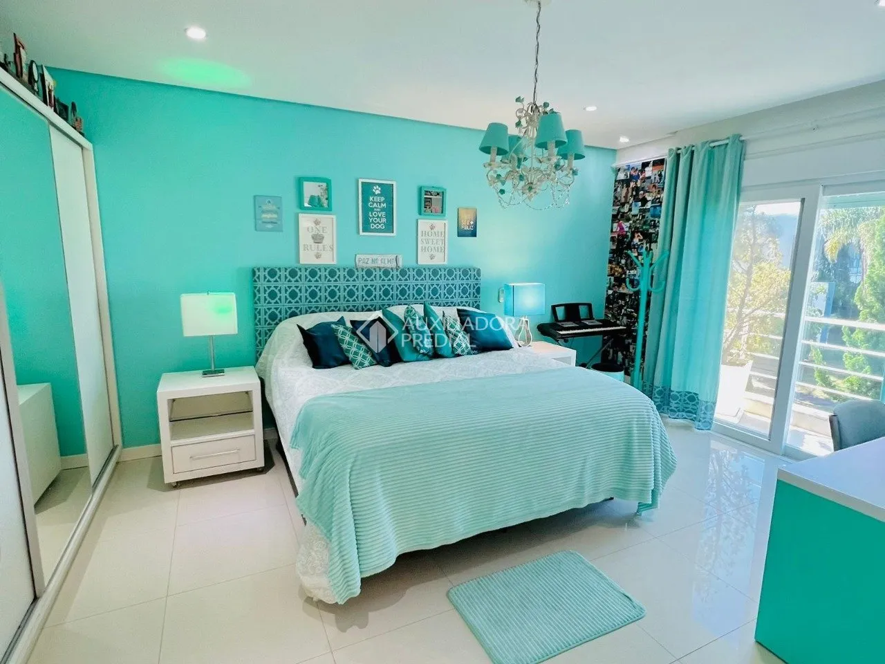 House with 6 bedrooms and an open kitchen with gas stove — photo 16