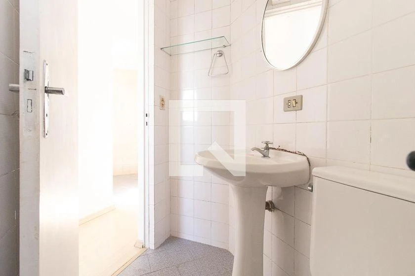 One-bedroom apartment with wood or laminate floors — photo 17