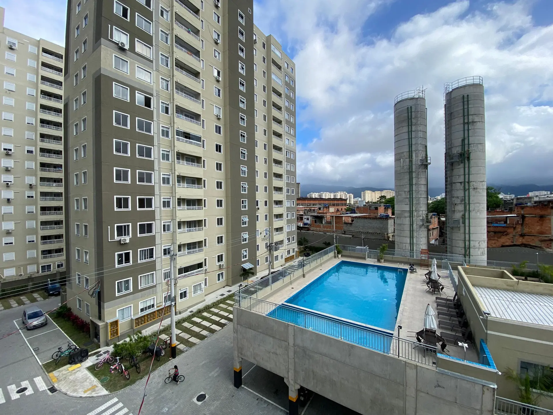 One-bedroom apartment with a grill on the balcony — photo 25