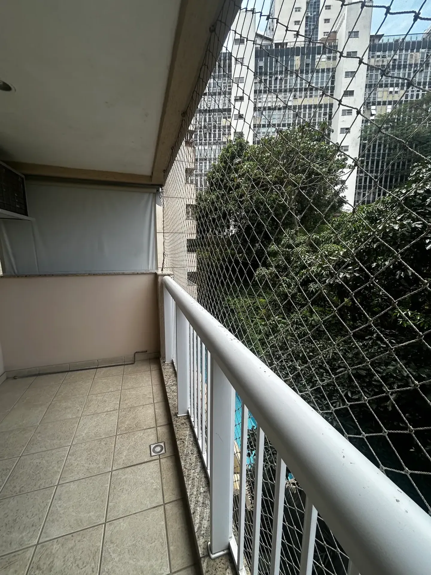 Glass-enclosed balcony in a 3-bedroom apartment, 100 m² — photo 13