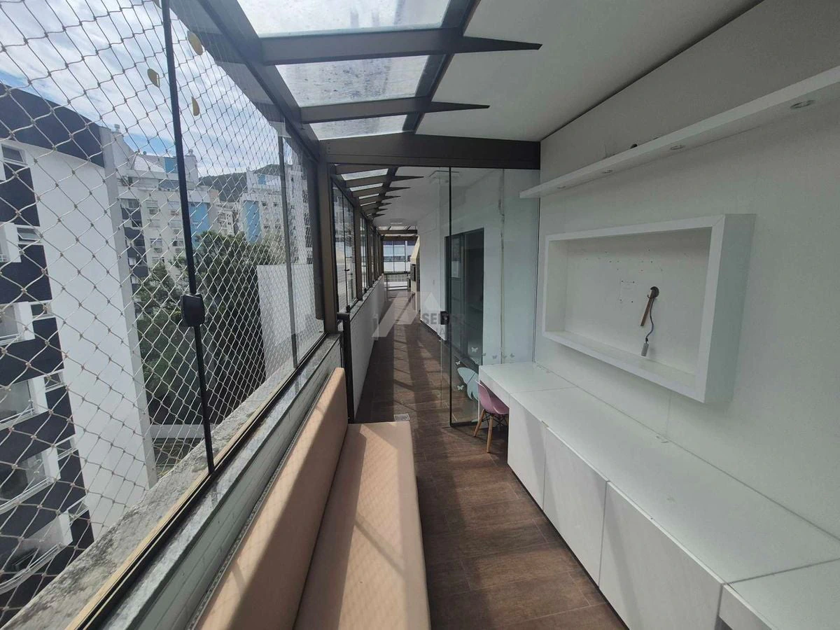 Balcony with a grill in a 3-bedroom apartment, 142 m² — photo 20