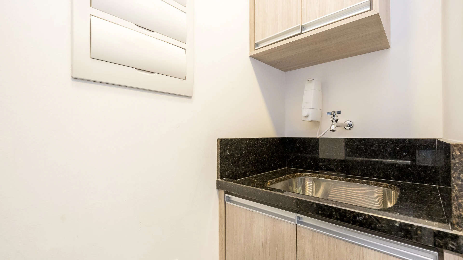 Furnished 1-bedroom apartment on the 27th floor — photo 4