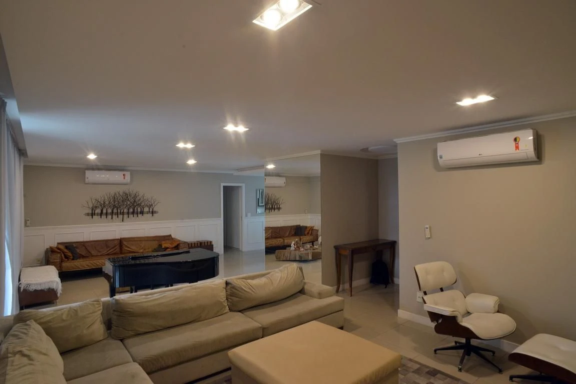 Jacuzzi in a 4-bedroom apartment, 233 m² — photo 17