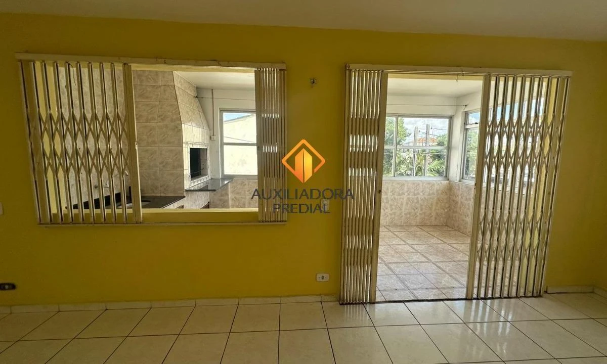 Balcony with a grill in a 4-bedroom house, 190 m² — photo 16