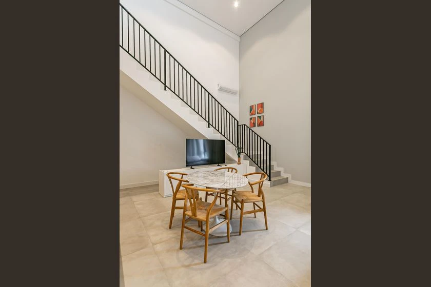 Furnished 1-bedroom apartment with open-plan kitchen — photo 8