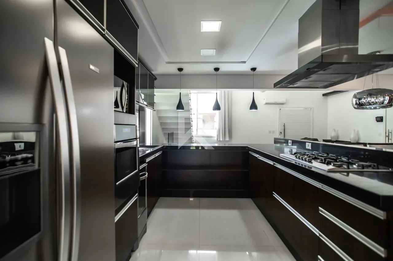 Furnished house with 4 bedrooms and 302 m² and a garden — photo 10