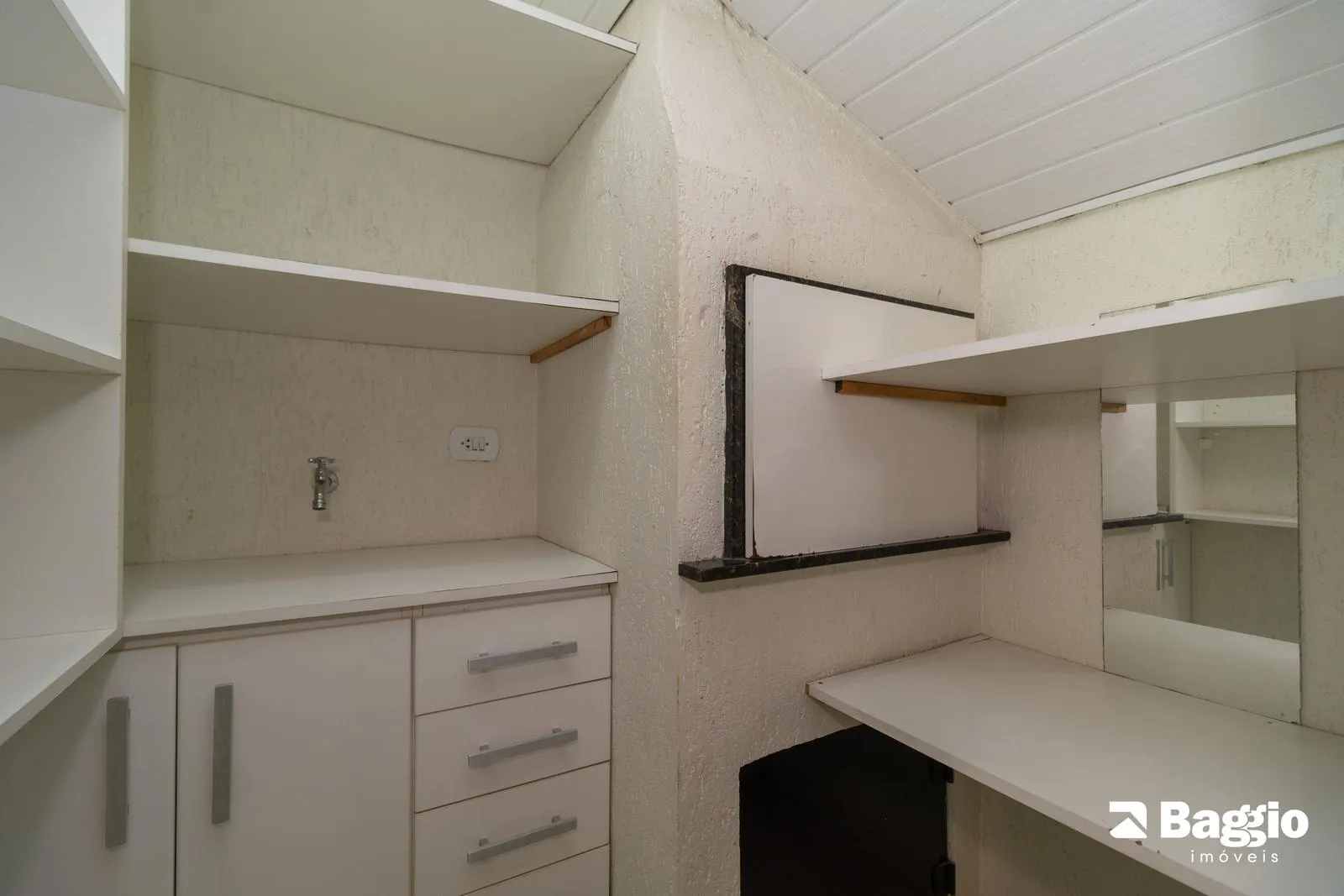 Balcony with a grill in a 3-bedroom house, 118 m² — photo 65