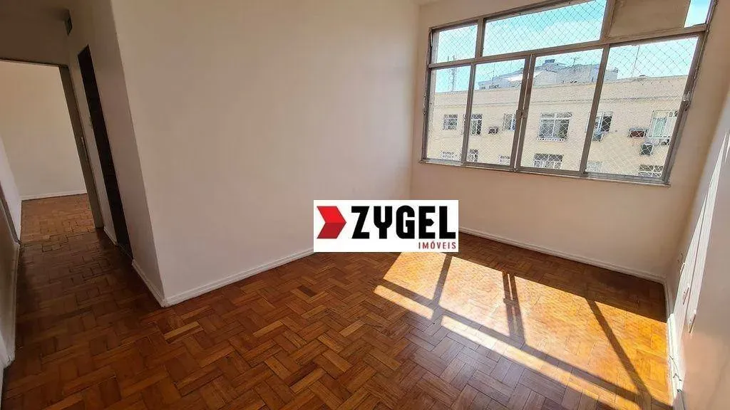 Apartamento de 1 quarto com piso de madeira ou laminado — photo 3