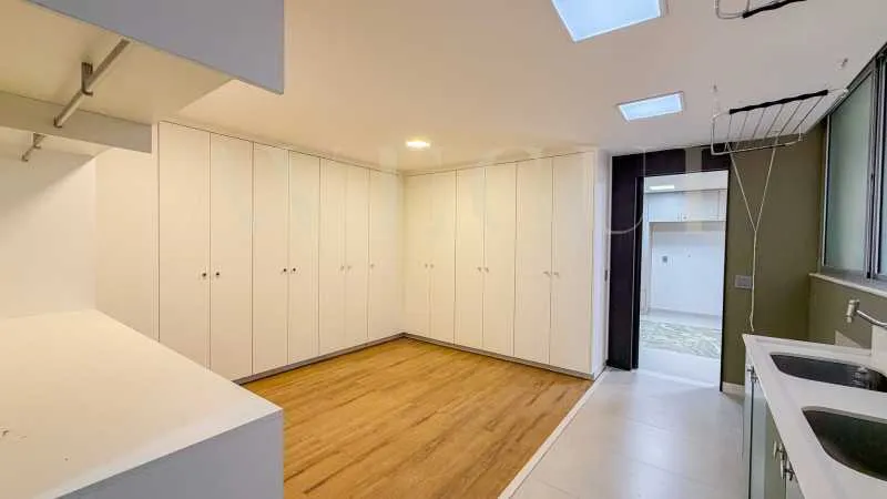 Floor-to-ceiling windows in a 7-bedroom apartment, 465 m² — photo 2