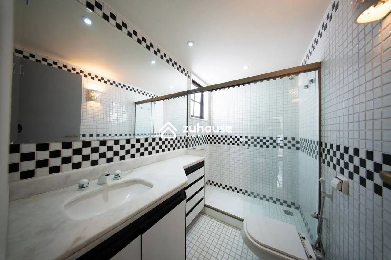 Casa de 5 quartos com janelas do piso ao teto — photo 27