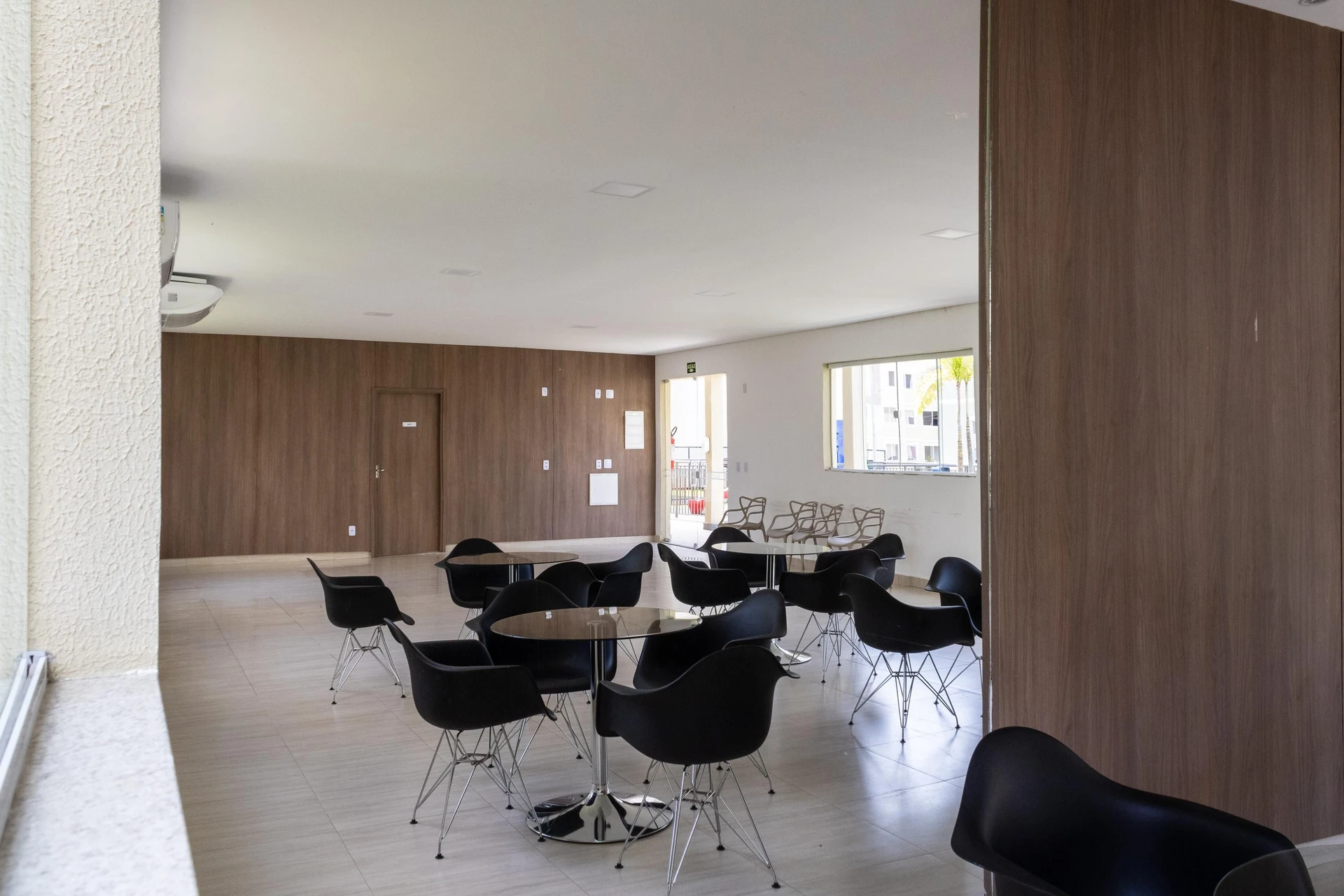 Apartment with 2 bedrooms and an open-plan kitchen — photo 49