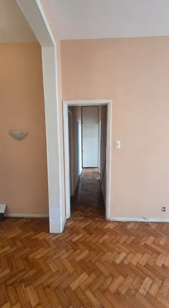 Wood or laminate floors in a 2-bedroom apartment, 90 m² — photo 19