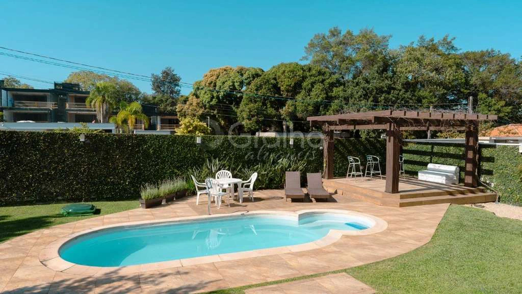 Casa de 6 dormitorios con balcón y parrilla empotrada — photo 2