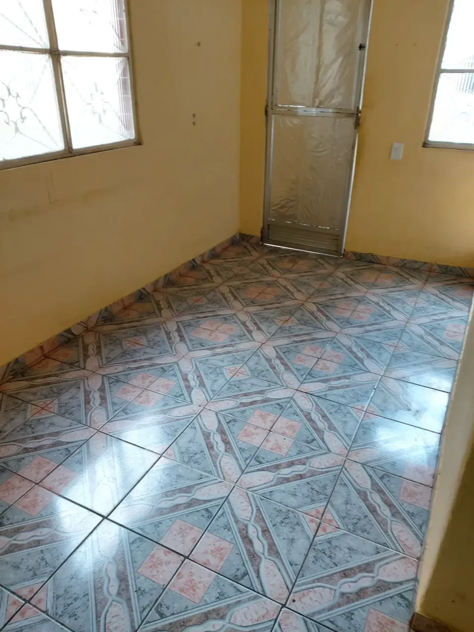 House with no parking, 2 bedrooms, electric shower — photo 3