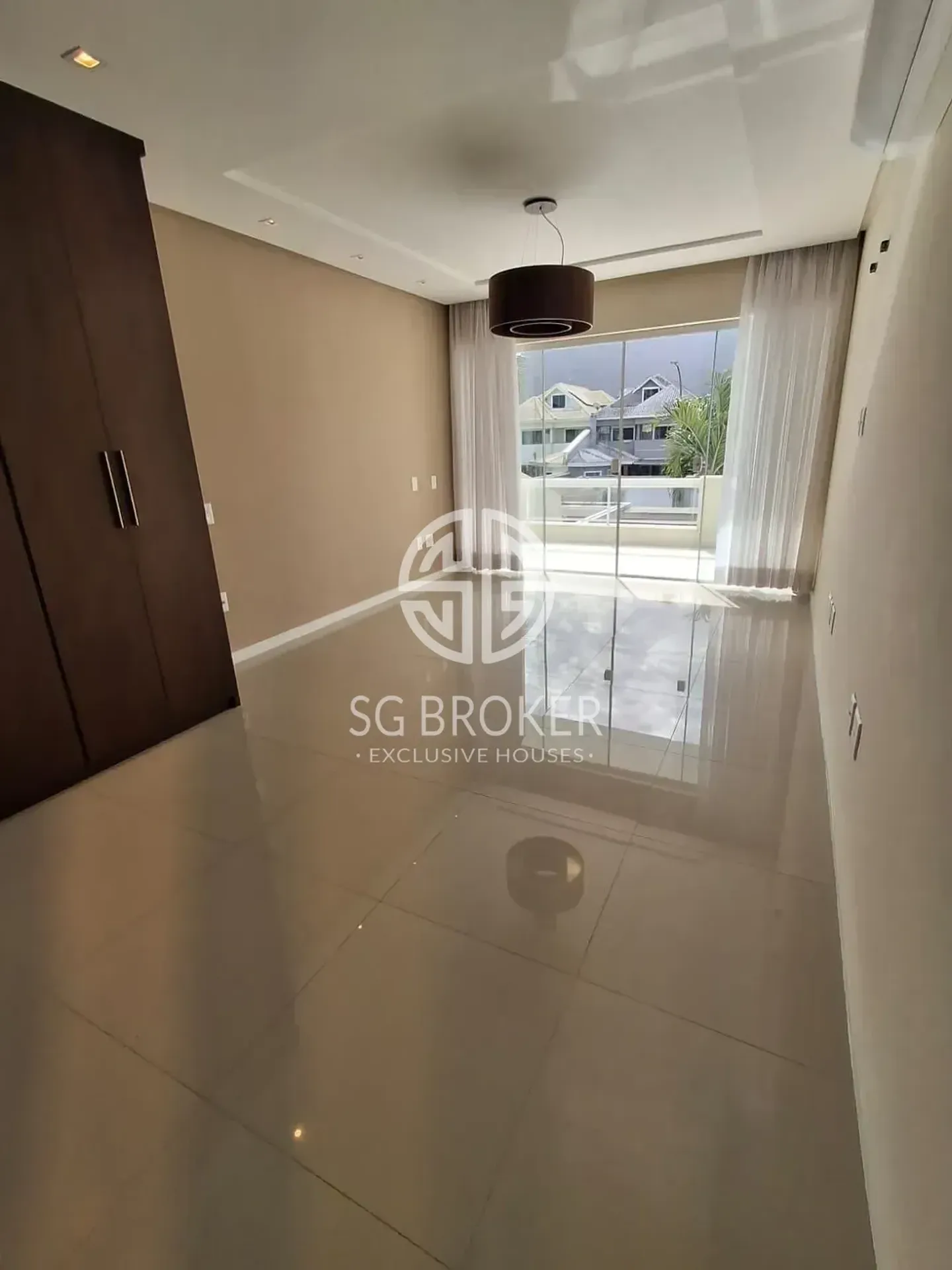 Casa com 5 suítes e 5 banheiros, 330 m² — photo 19