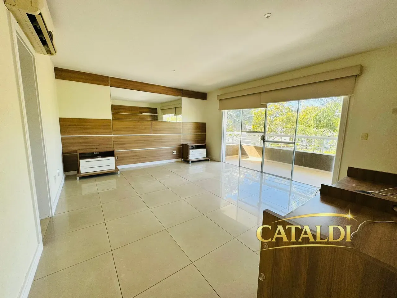 Furnished house, 400 m², with floor-to-ceiling windows — photo 8