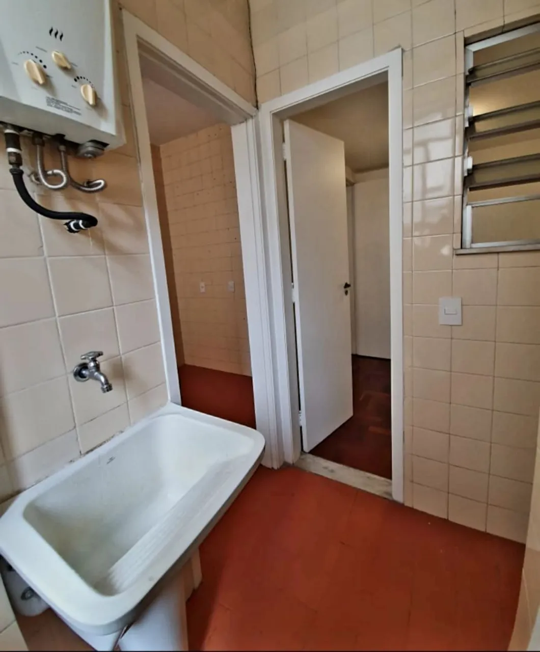 Wood or laminate floors in a one-bedroom apartment, 62 m² — photo 11