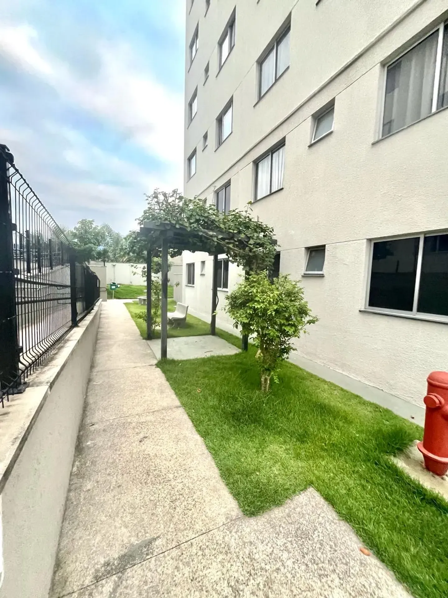 Balcony with a grill in a 2-bedroom apartment, 51 m² — photo 44