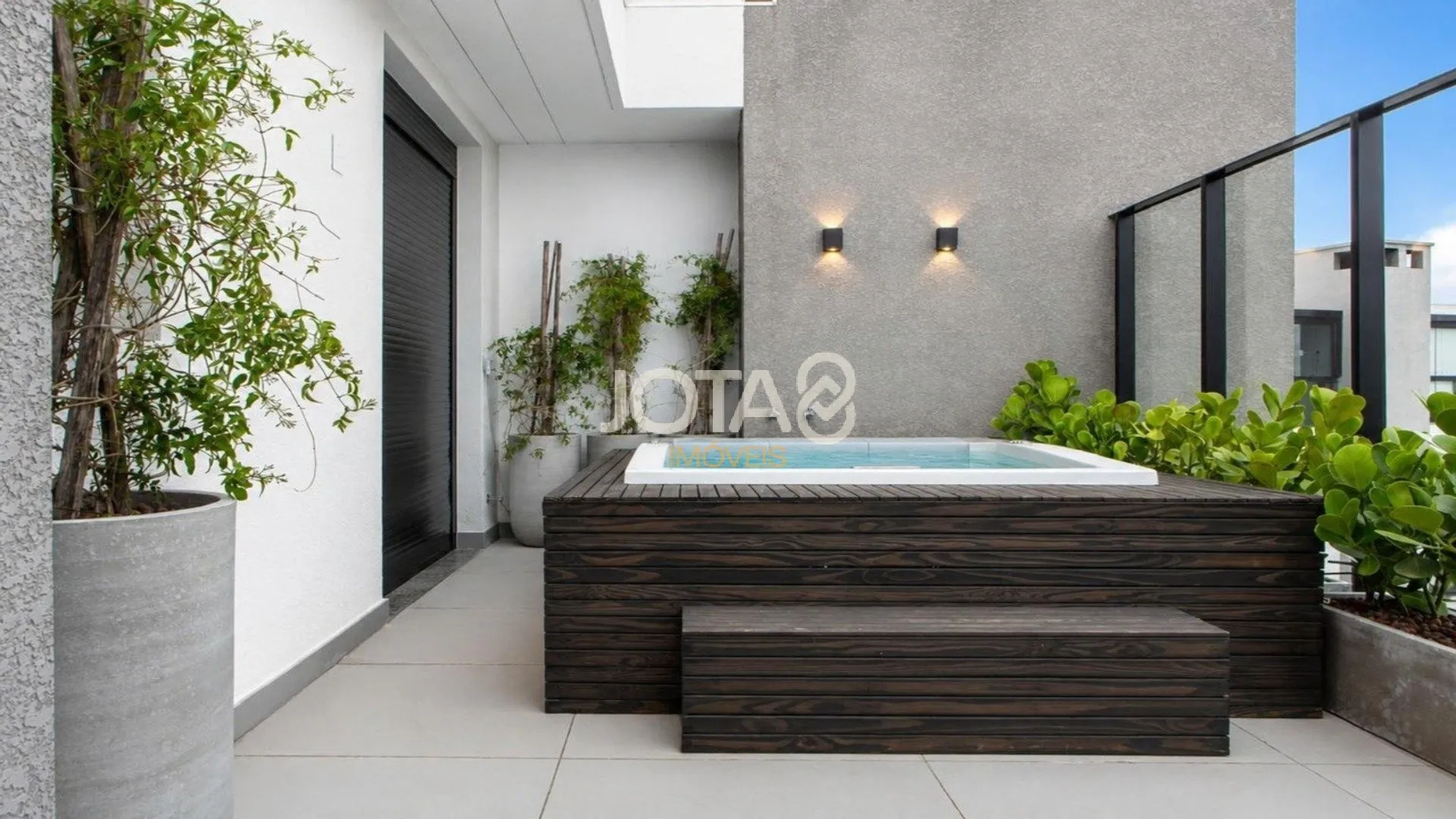 2-bedroom apartment with a grill on the balcony — photo 7