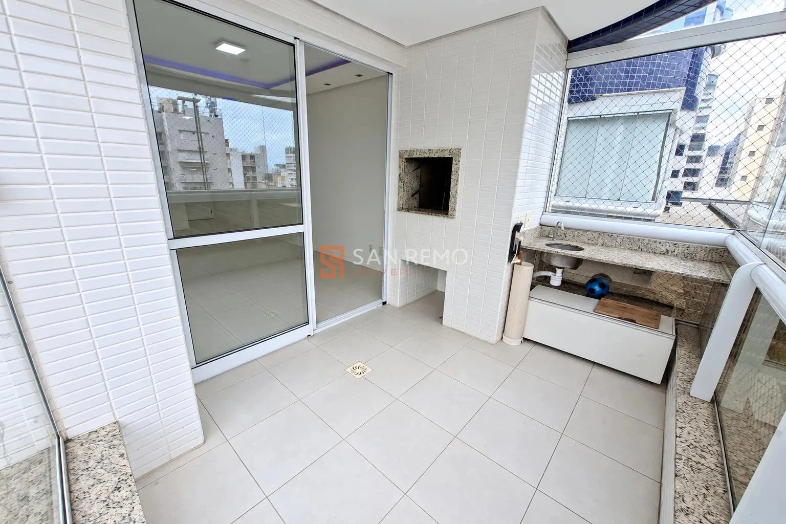 Balcony with a grill in a 3-bedroom apartment, 87 m² — photo 9