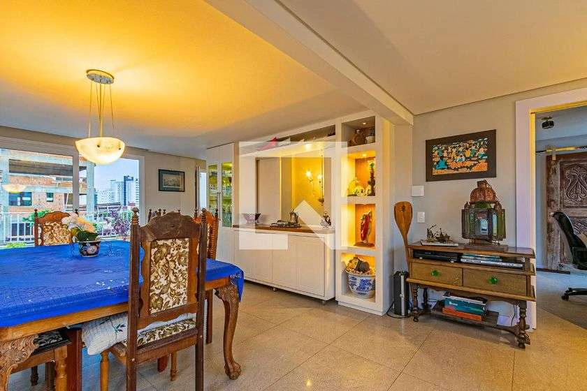 Apartment, 250 m², with a glass-enclosed balcony