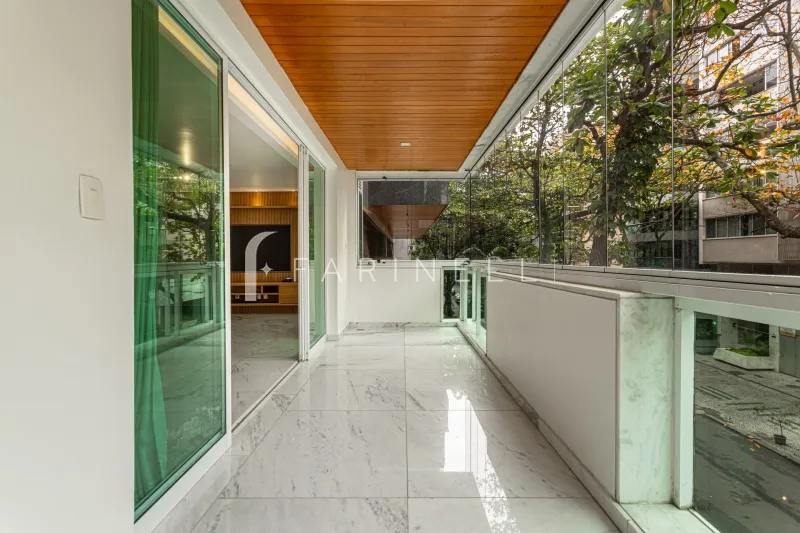 Glass-enclosed balcony in a 3-bedroom apartment, 136 m² — photo 17
