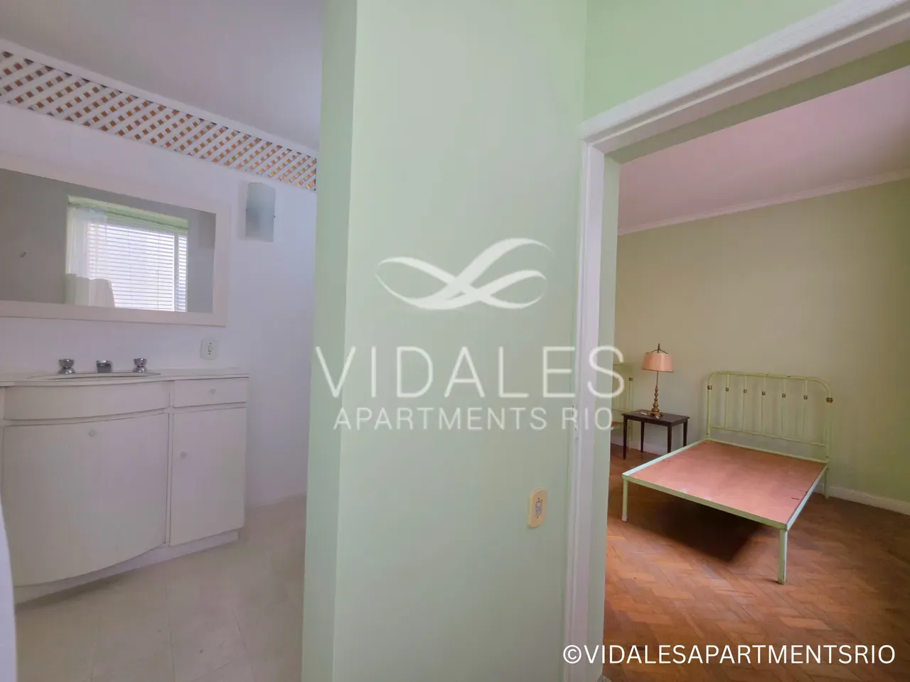 Unfurnished 4-bedroom apartment with a glassed-in balcony — photo 24