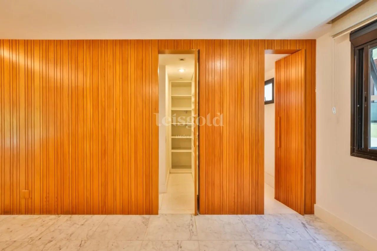 Floor-to-ceiling windows in a 2-bedroom apartment, 230 m² — photo 41