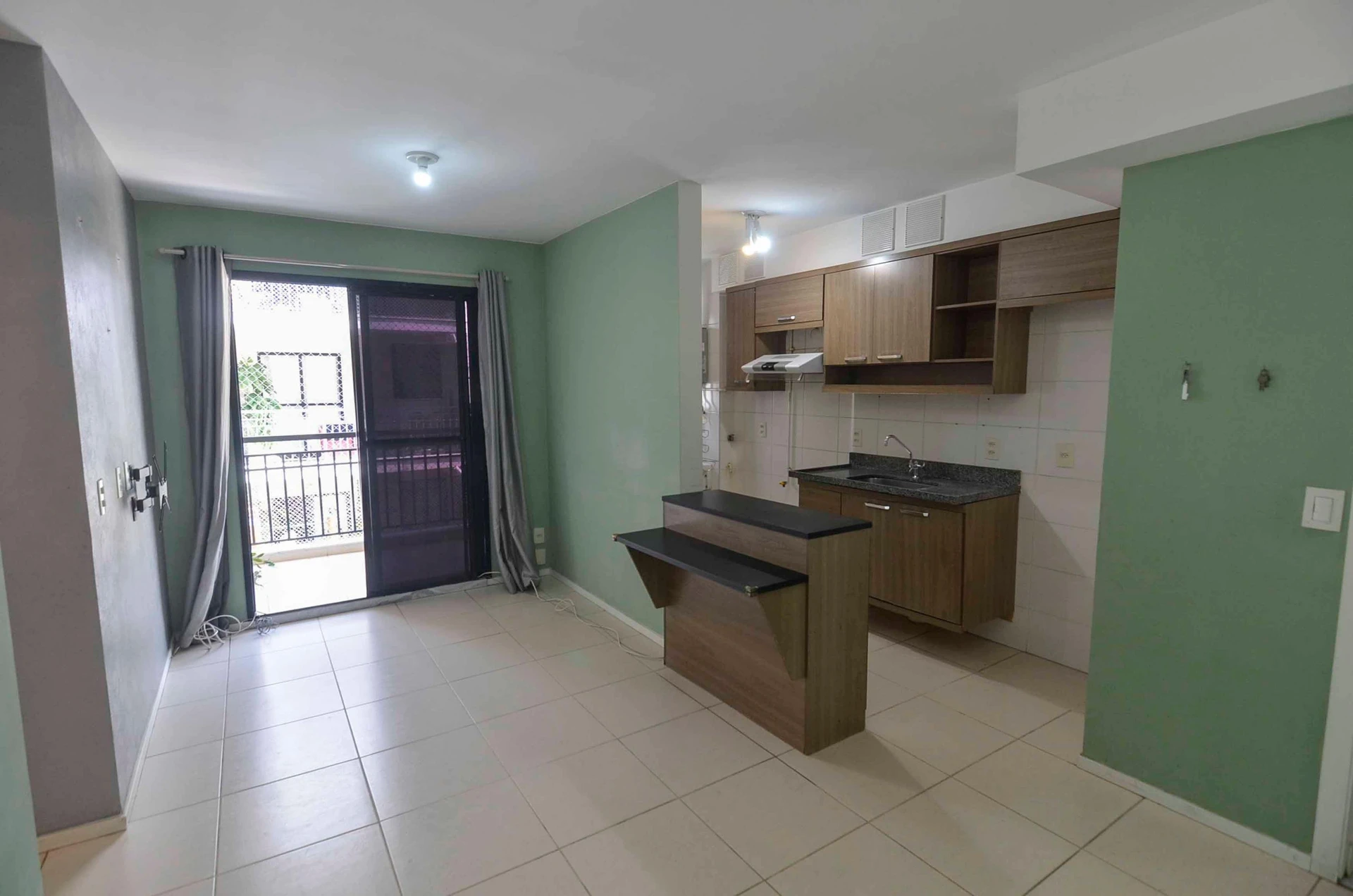3-bedroom apartment in a building with a gym