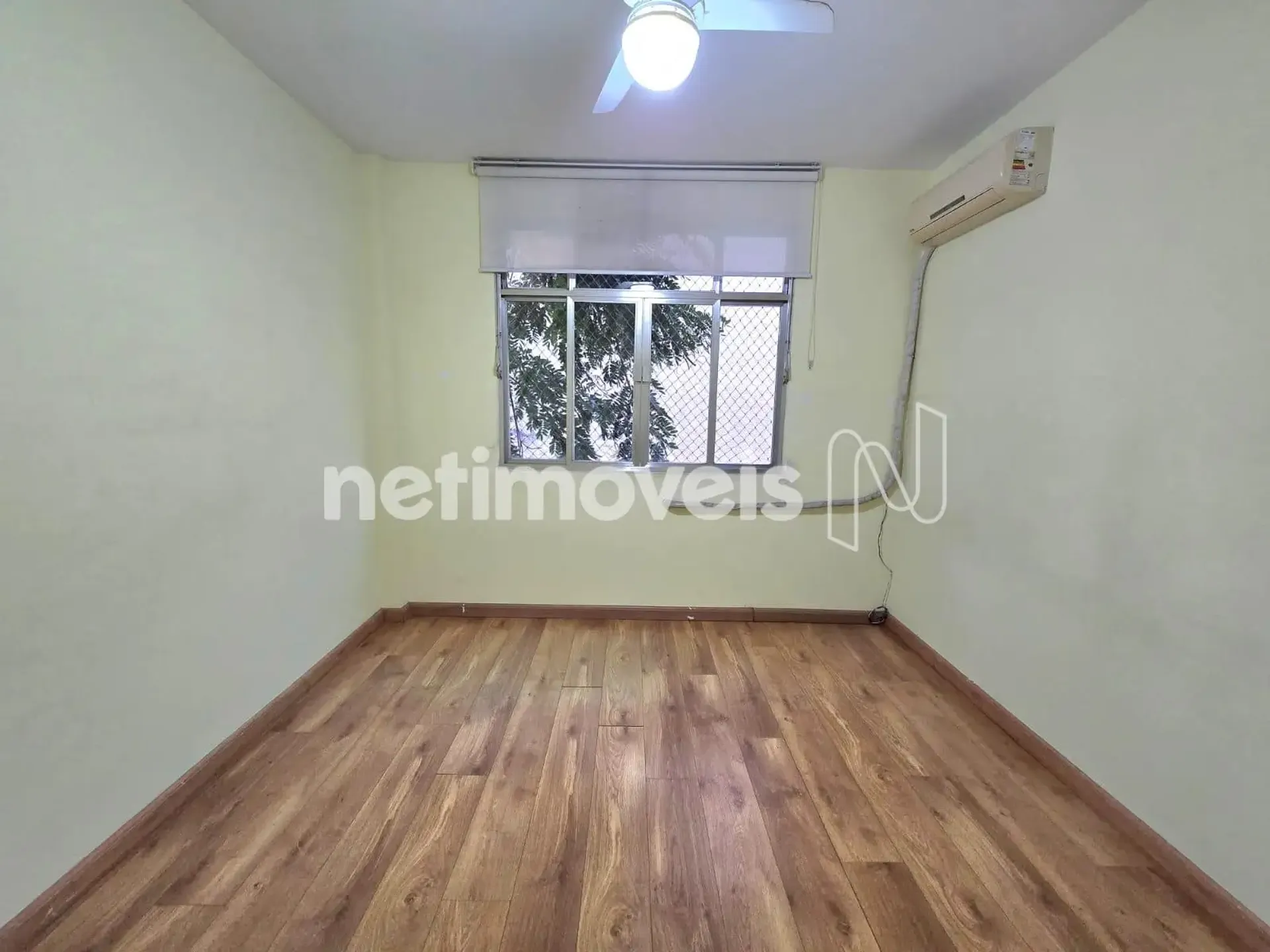 3-bedroom apartment with wood or laminate floors — photo 18