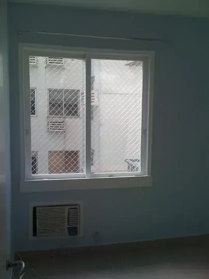 Apartamento sem mobília com fogão a gás e 2 banheiros