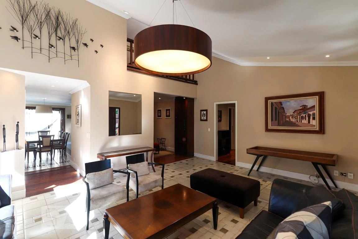 Casa com 3 suítes e 1080 m² em boas condições