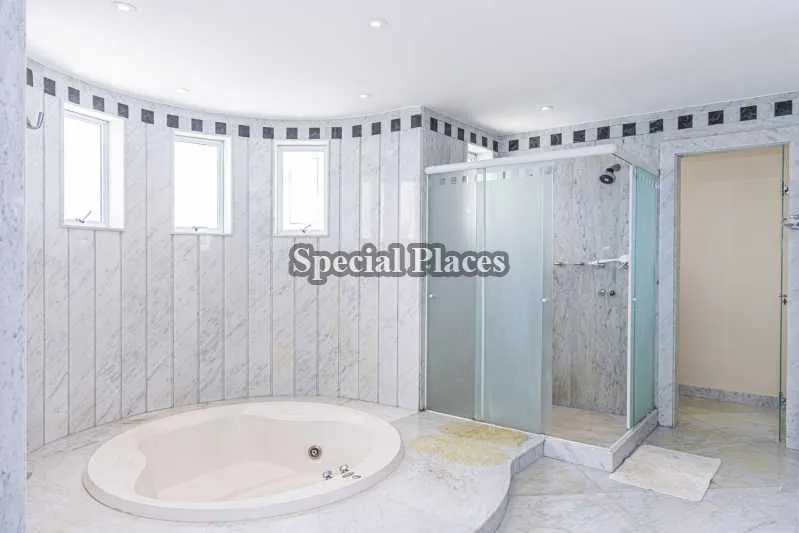Furnished home with 5 bedrooms and 5 parking spaces — photo 27