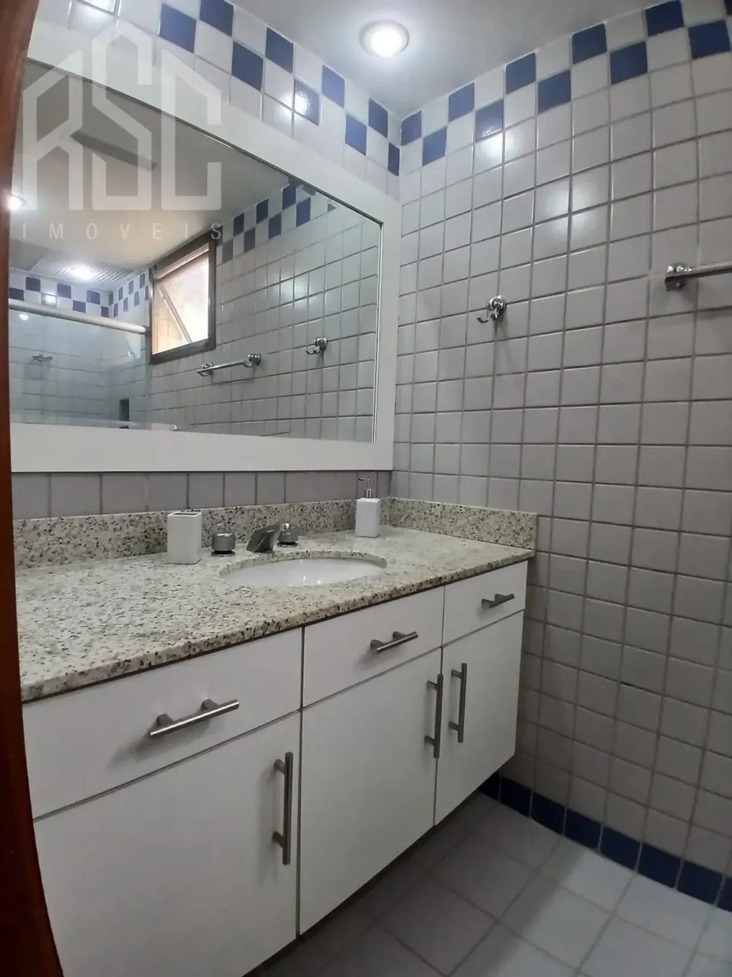 Balcony with a grill in a 2-bedroom apartment, 153 m² — photo 6