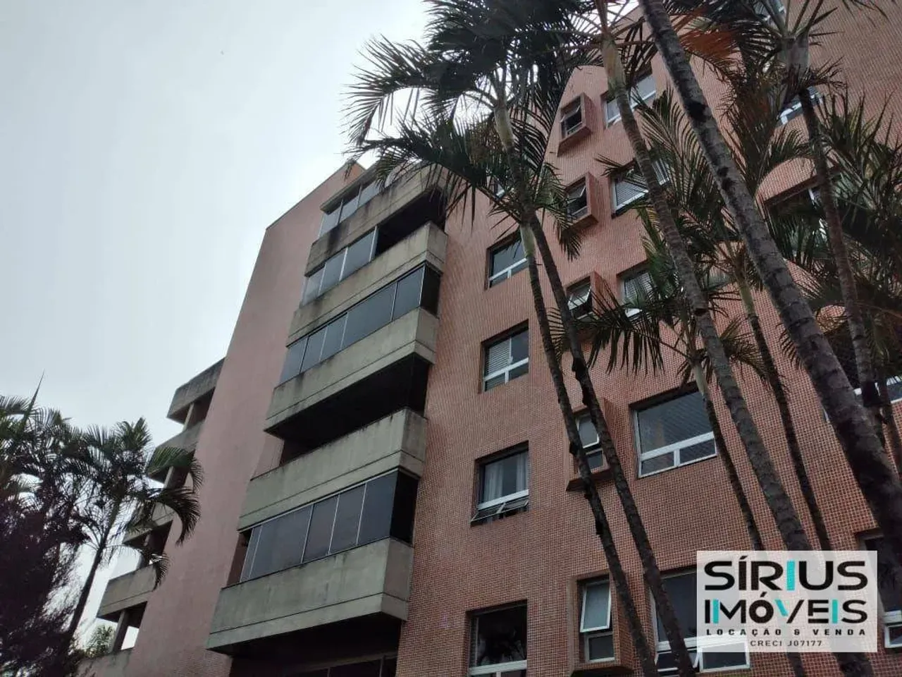 4-bedroom apartment with enclosed glass balcony — photo 15