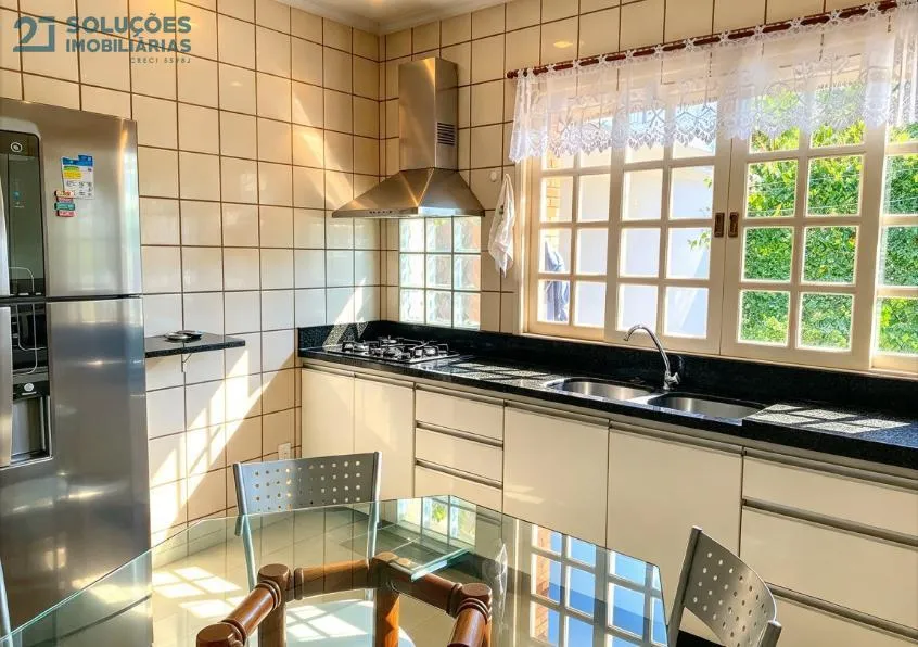 Casa de 600 m² con ventanales de piso a techo y bañera