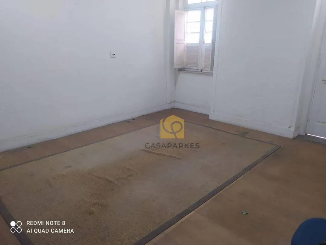 Casa com 2 dormitórios e piso de madeira na sala — photo 33