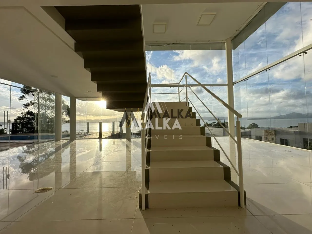 461 m² house with 3 en-suite bedrooms and private garden — photo 48