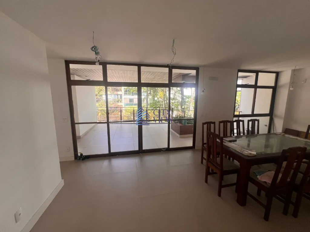 4-bedroom apartment with 5 bathrooms and a balcony — photo 4