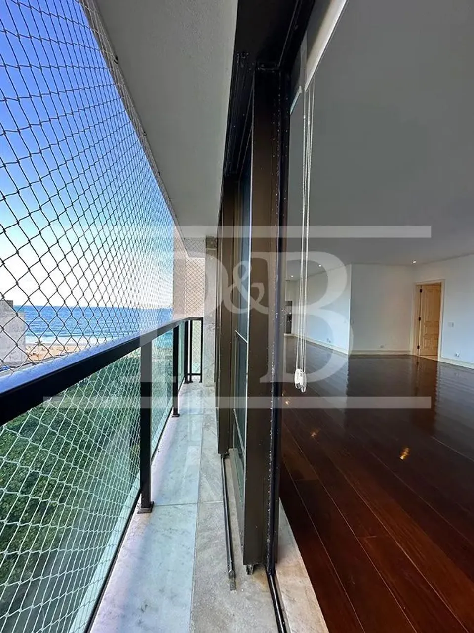 250 m² apartment with 4 bedrooms and a glassed-in balcony — photo 4