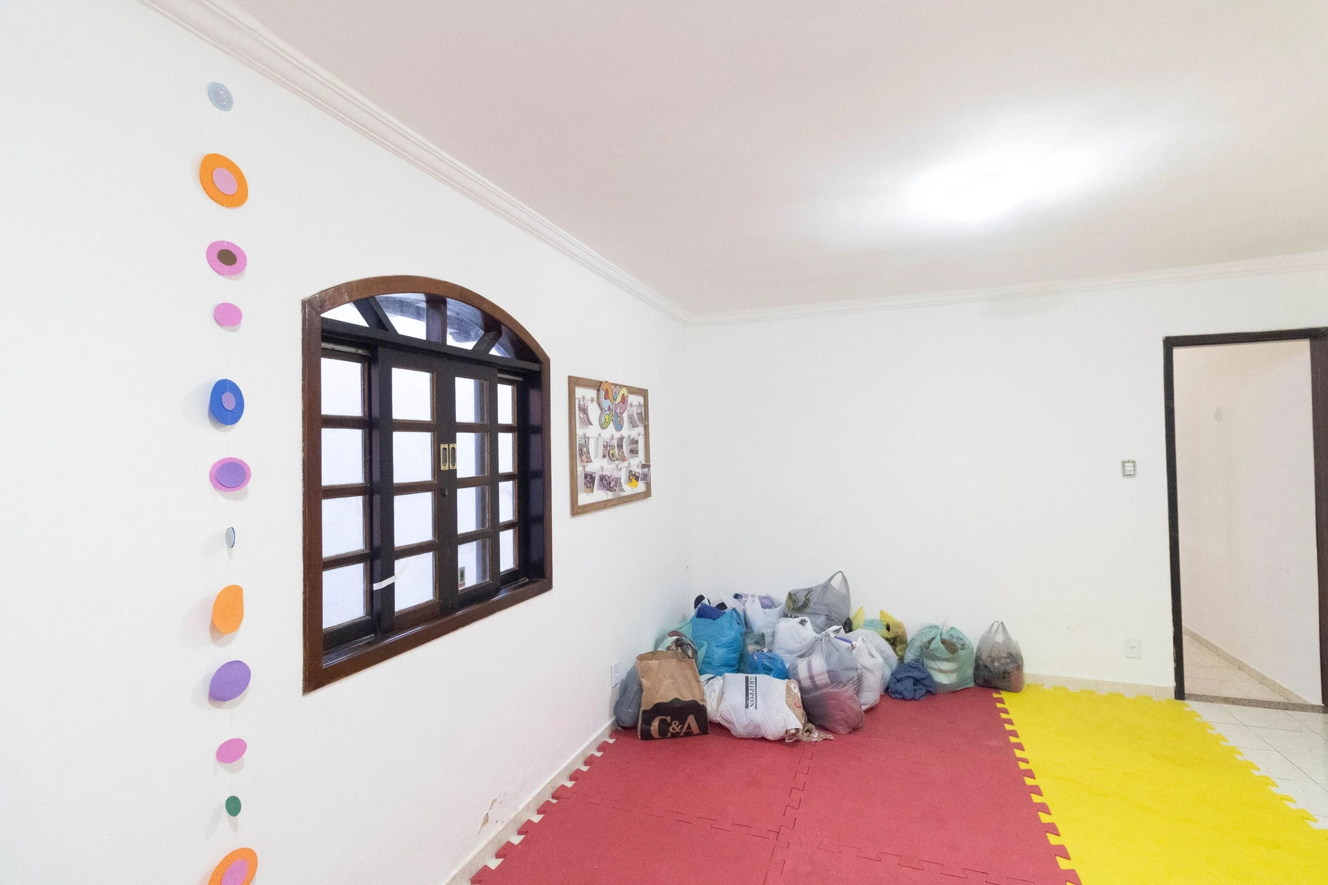 House with 3 bedrooms and a separate kitchen with gas stove — photo 43